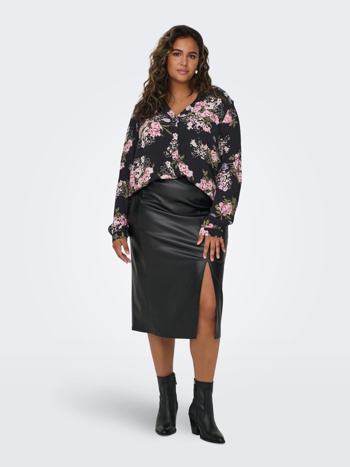 Curvy shirt with v-neck