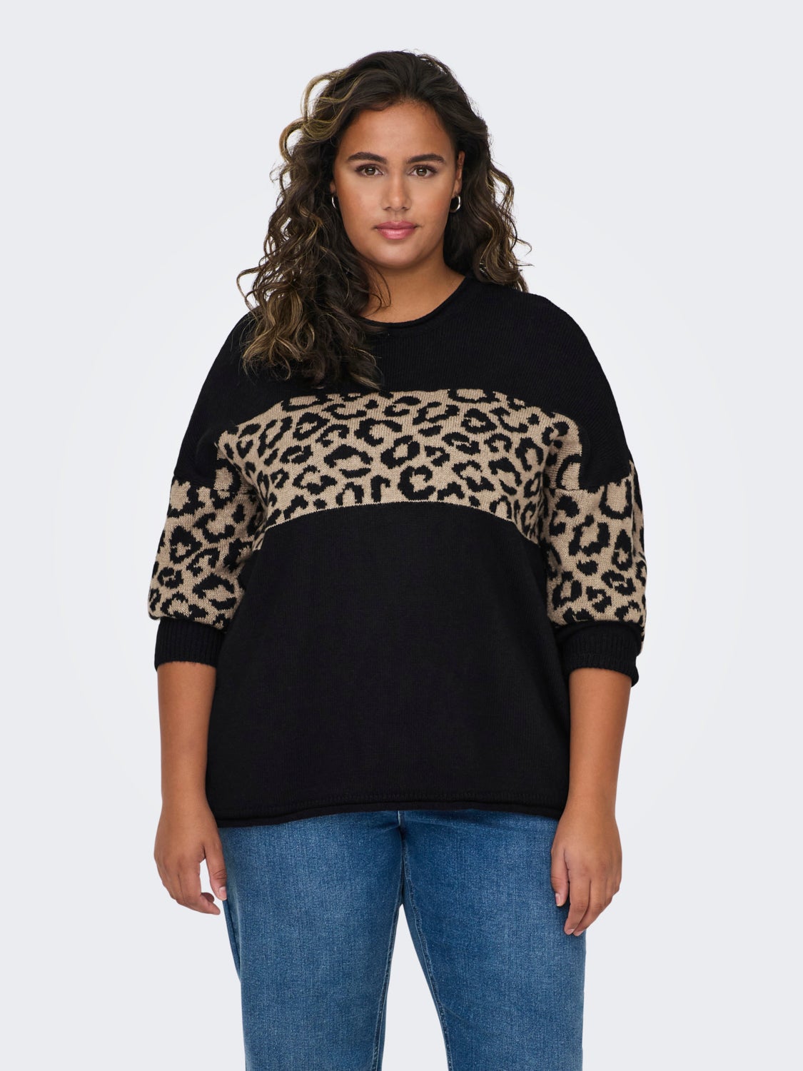 Curvy o-neck knitted pullover