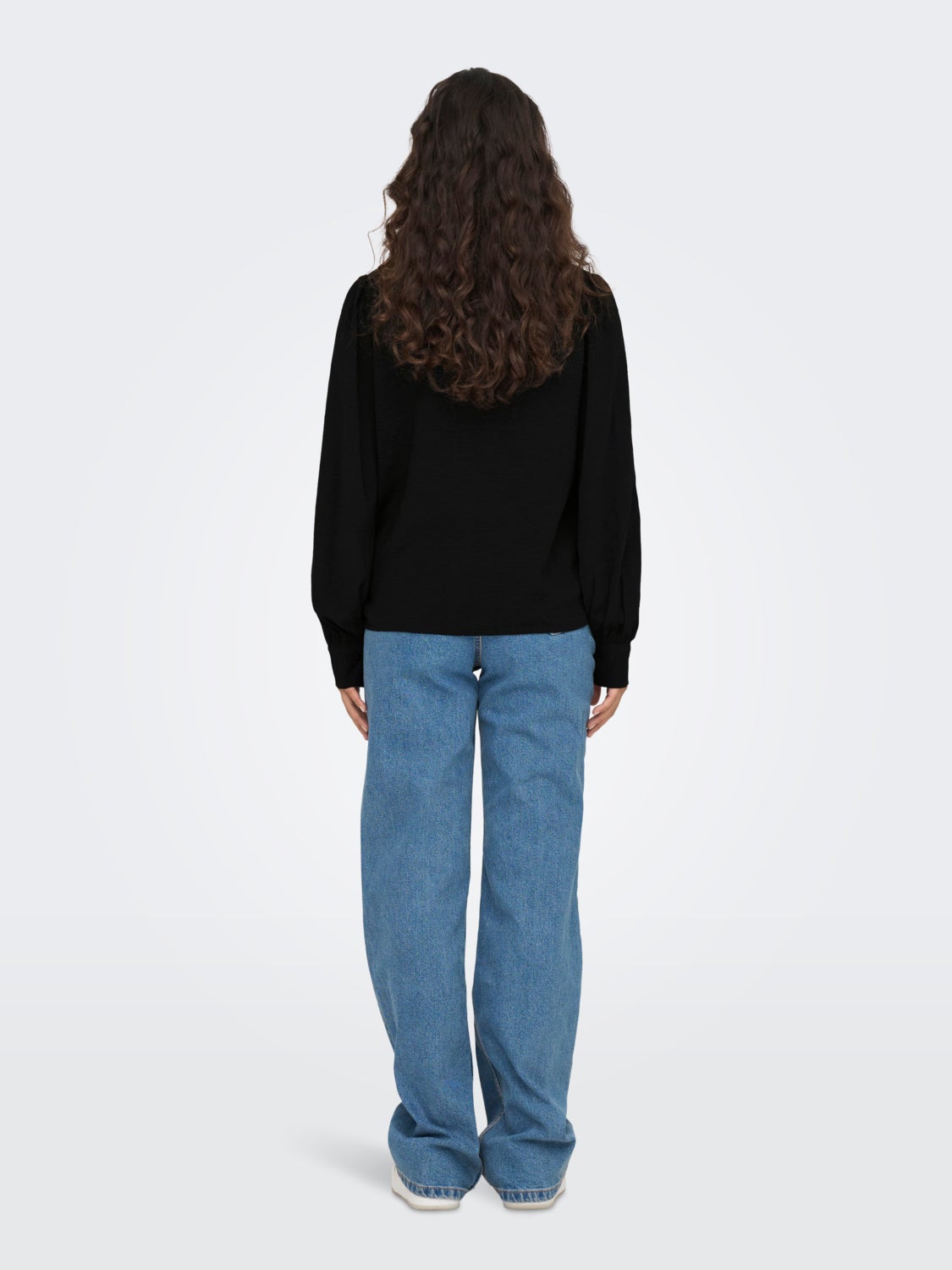 Shirt with volume sleeves