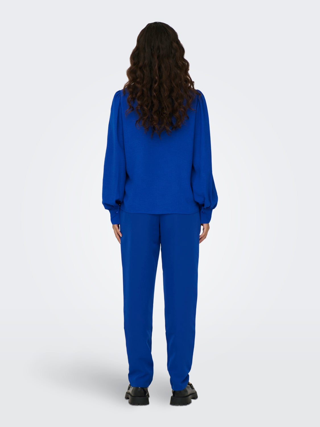 Shirt with volume sleeves