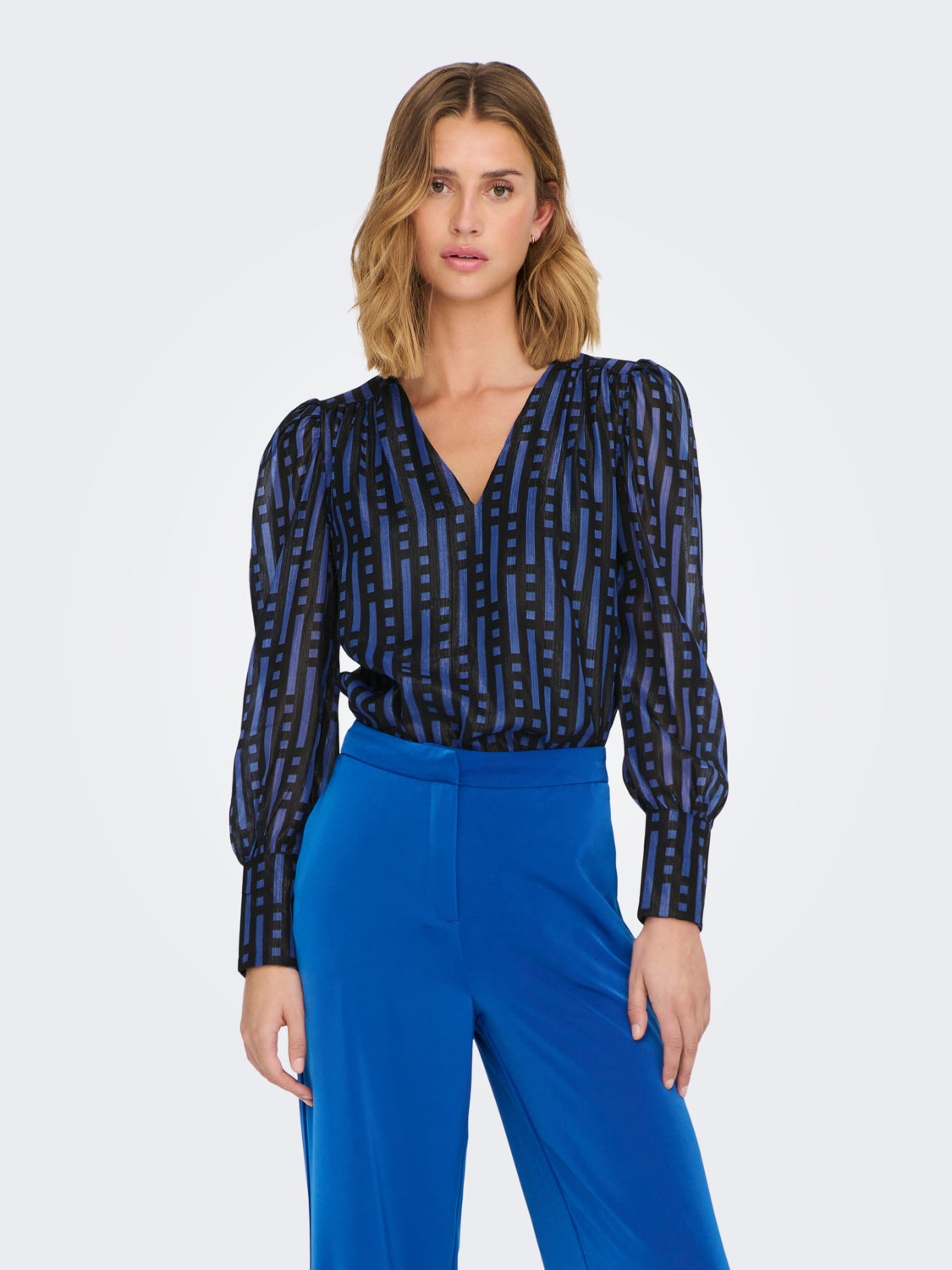 Patterned V-neck Long Sleeved Top