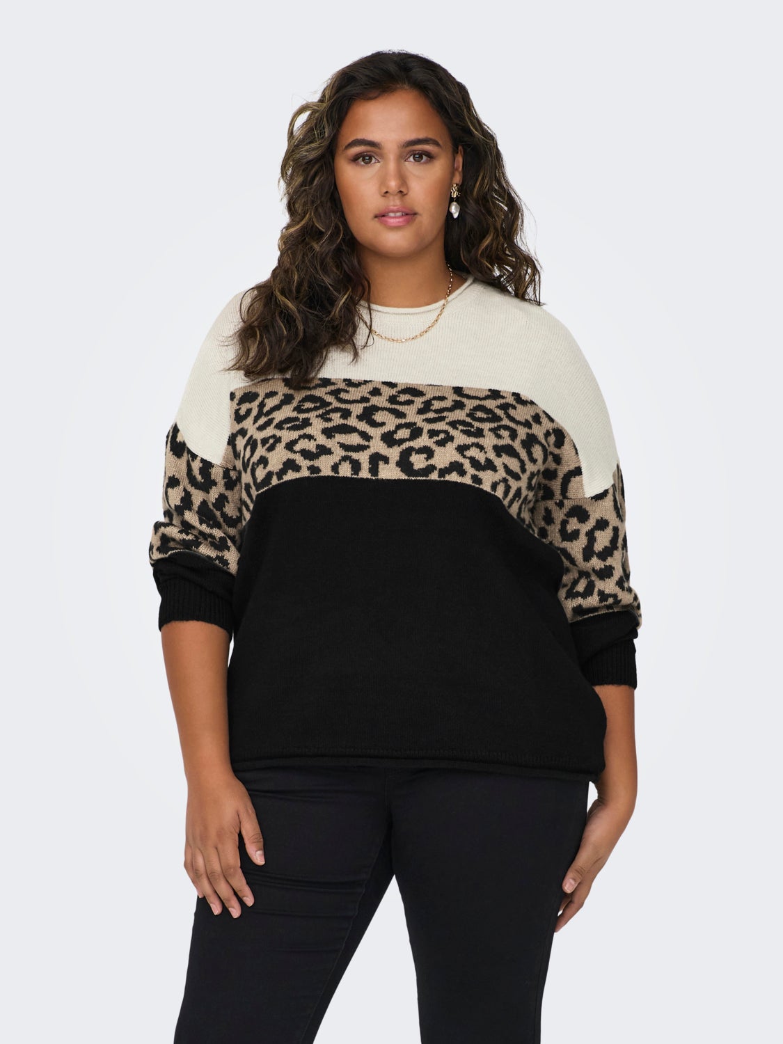 Curvy o-neck knitted pullover