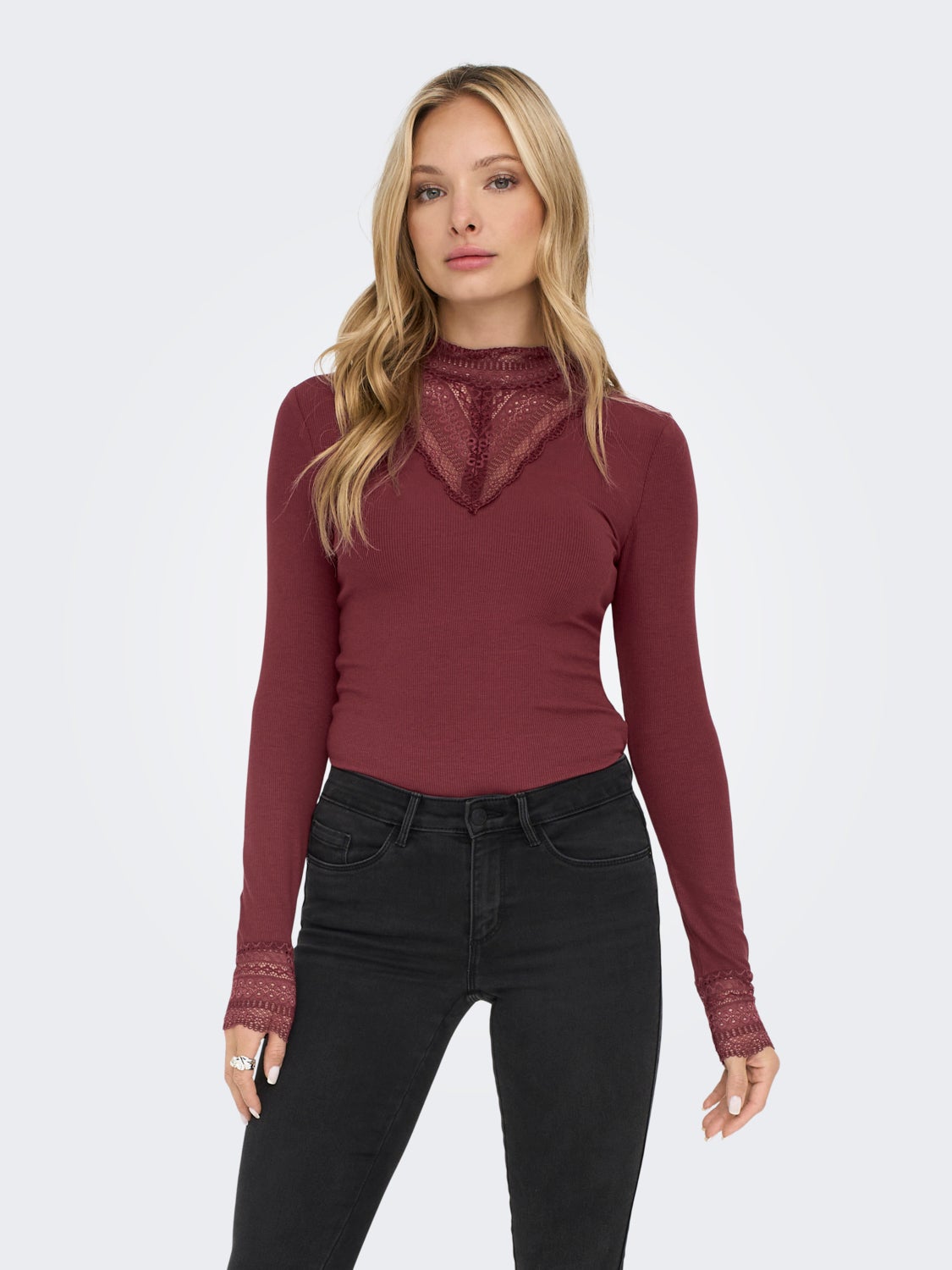 Long sleeved top with lace