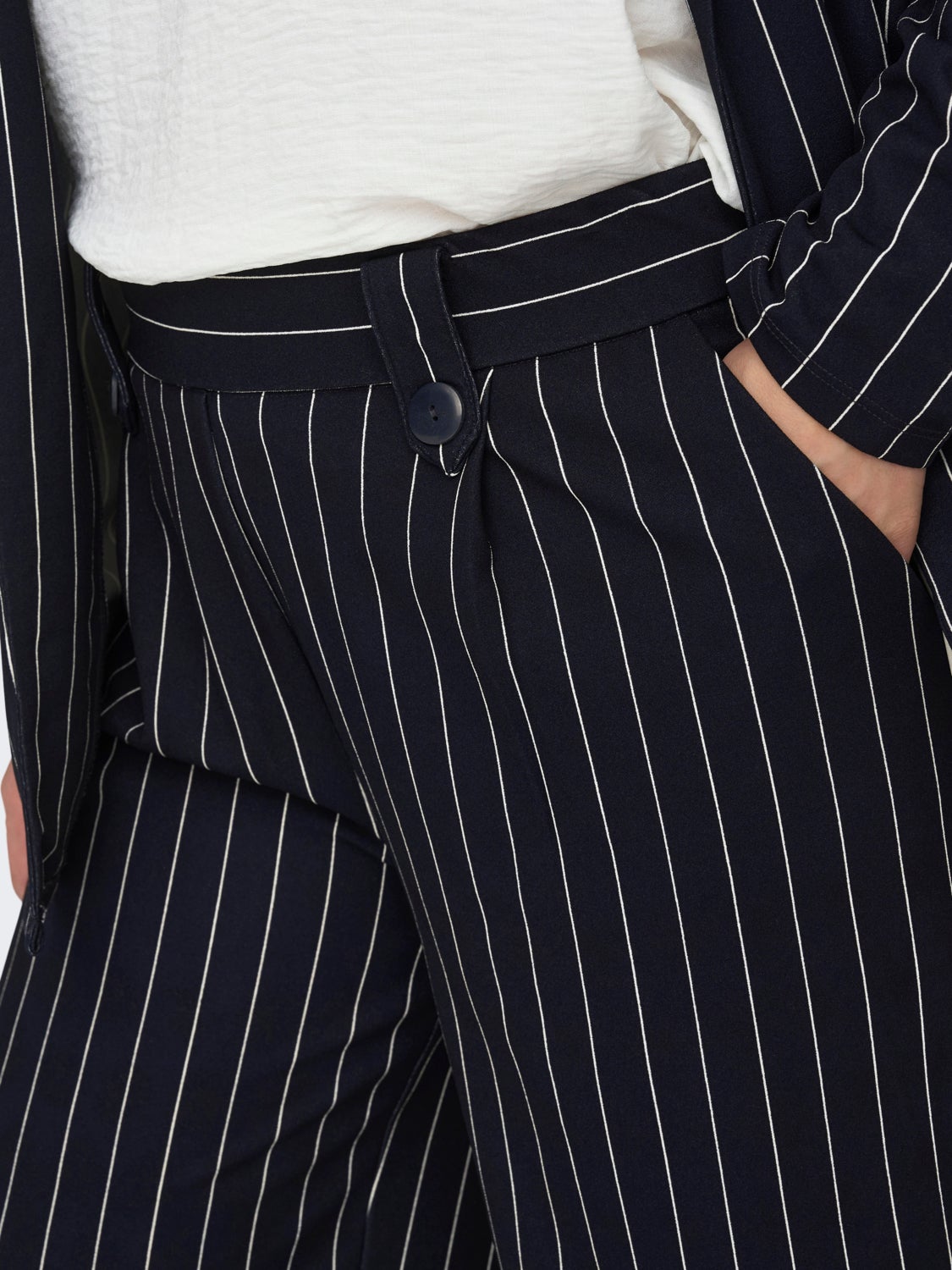 Curvy striped trousers