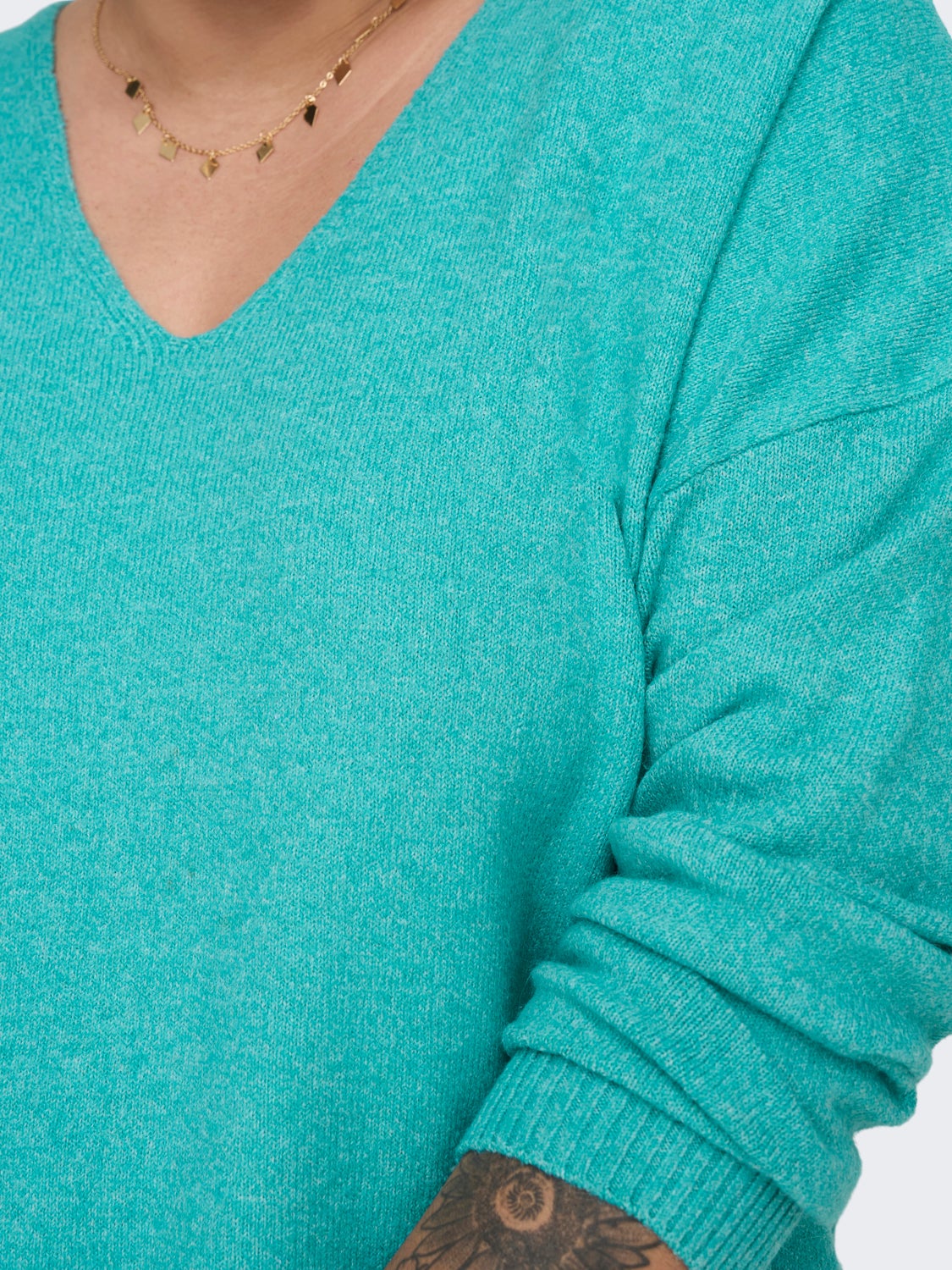 Curvy V-neck Knitted Pullover