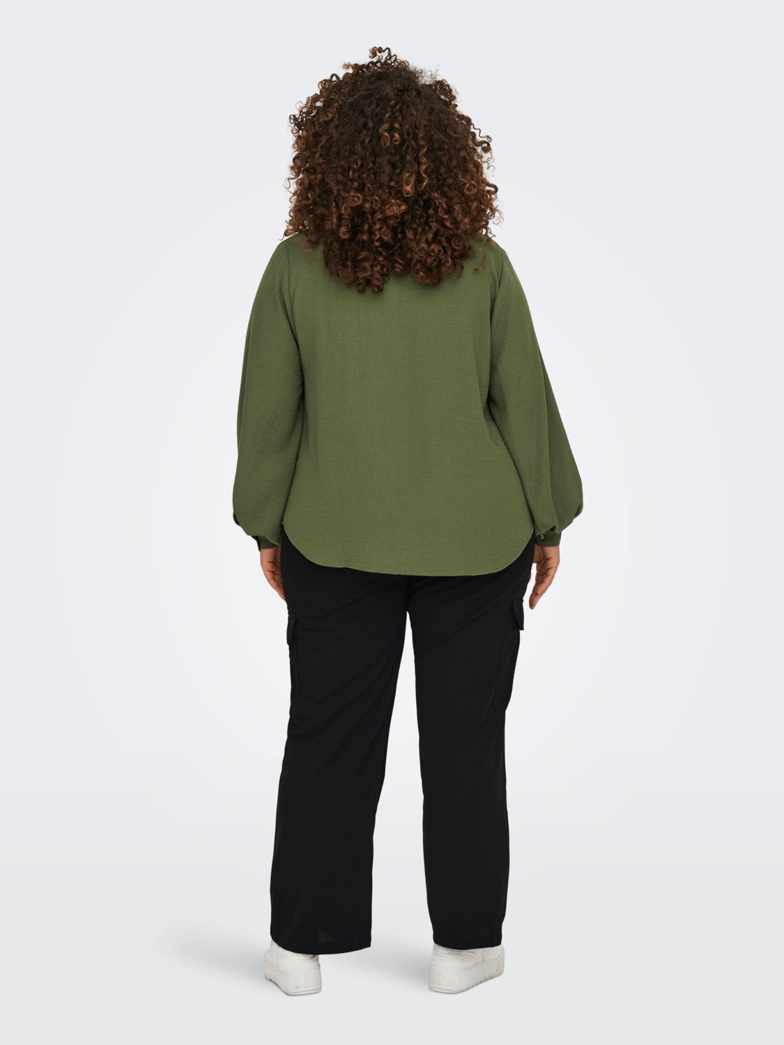 Curvy shirt with balloon sleeves