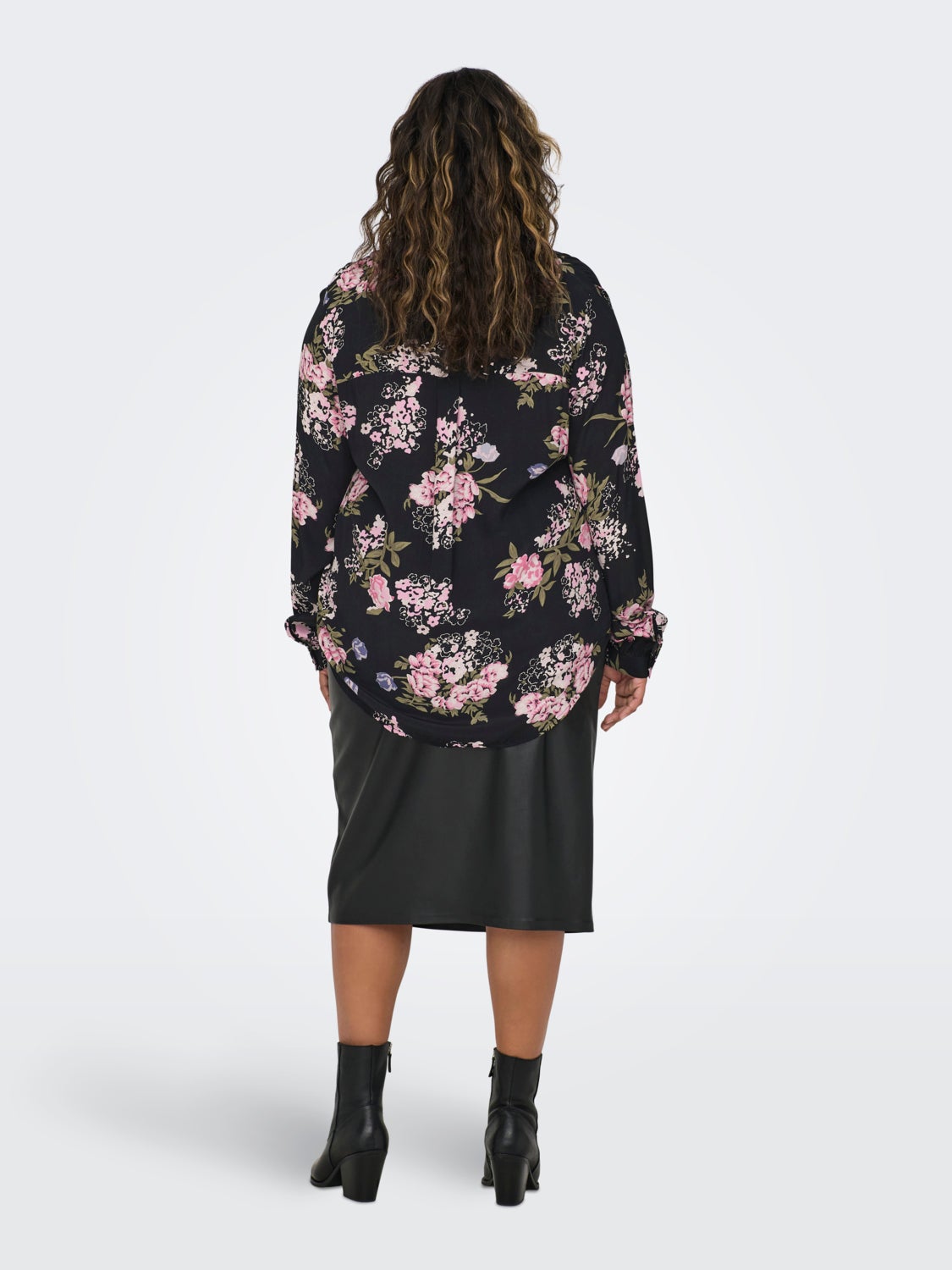 Curvy shirt with v-neck