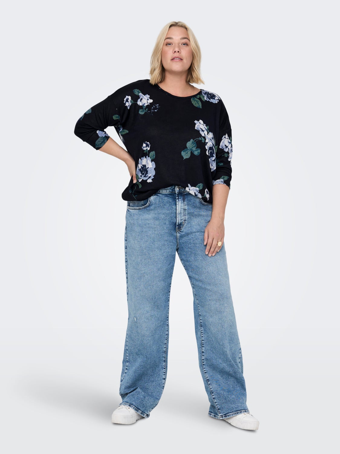 Curvy flower 3/4 sleeved top