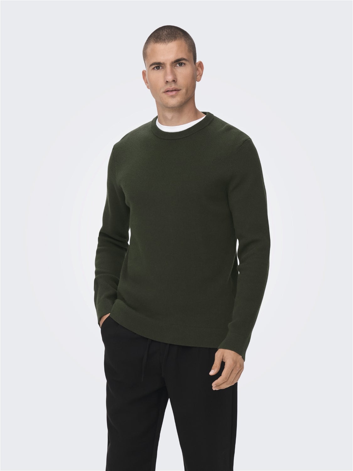 Solid color knitted pullover