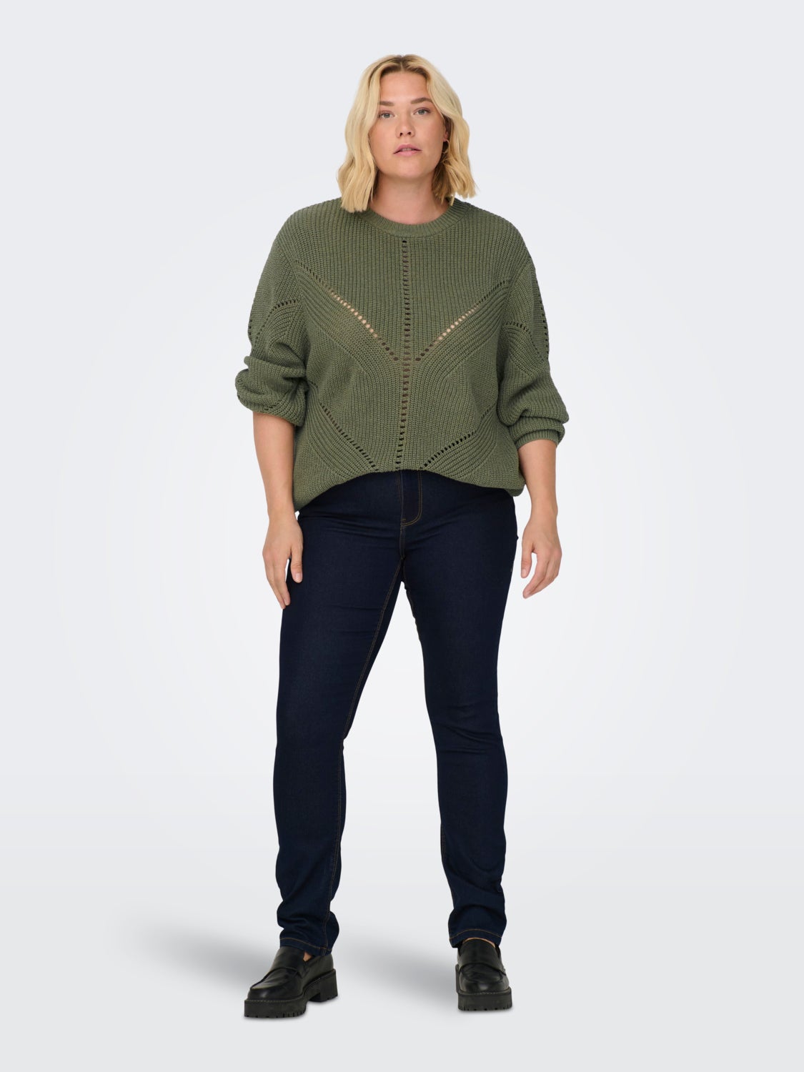 Curvy o-neck knitted pullover