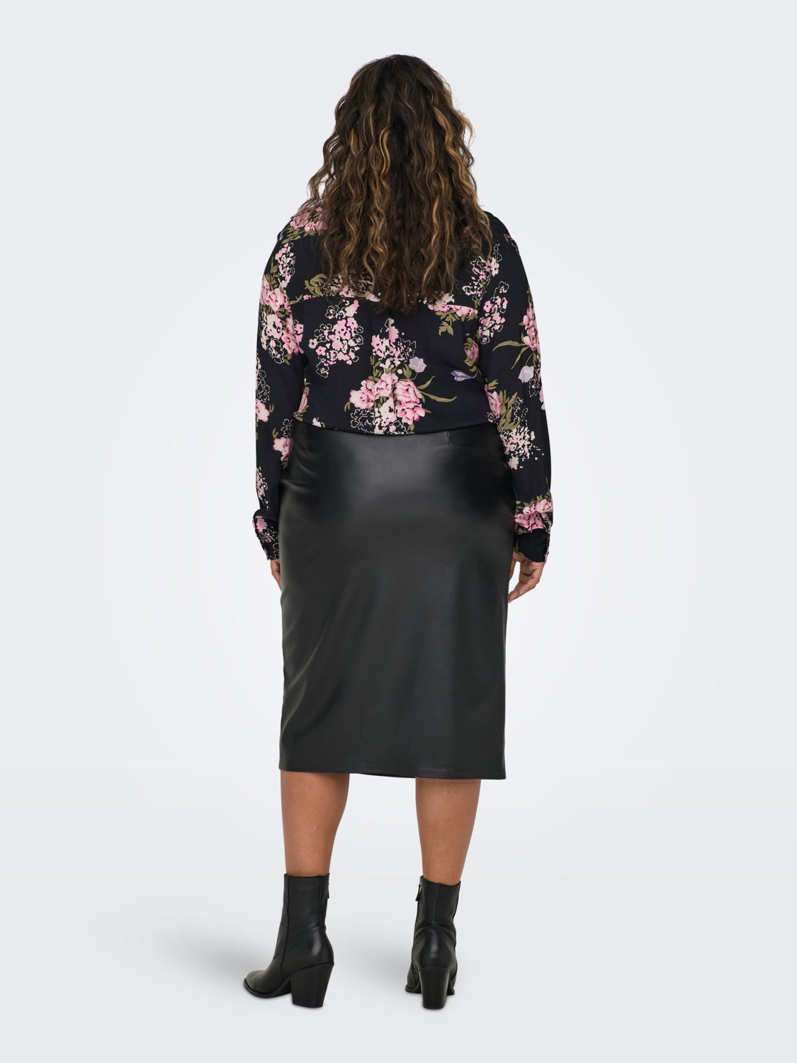 Curvy faux leather skirt