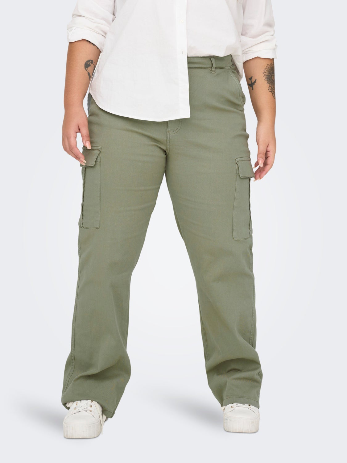 Curvy cargo trousers