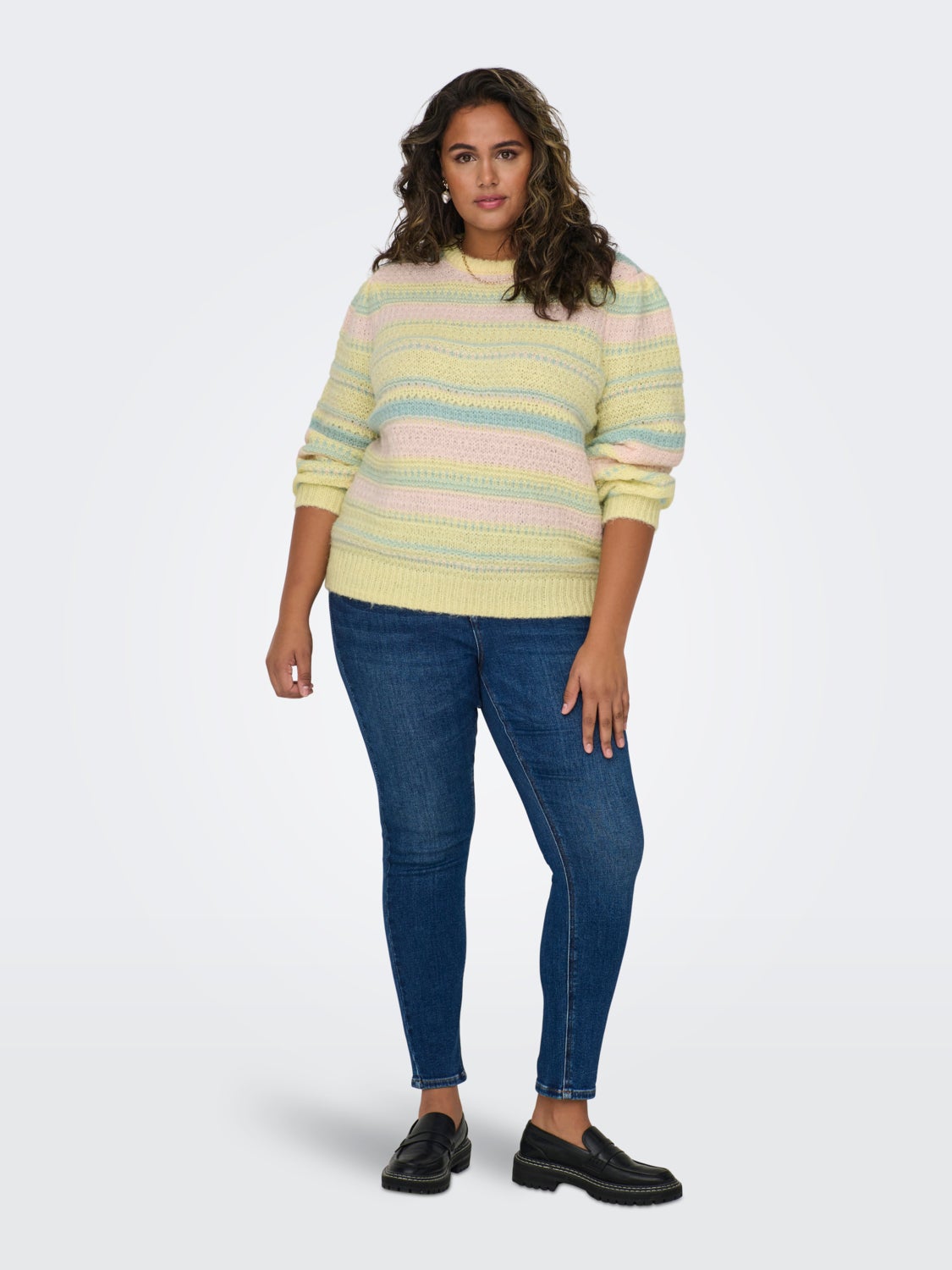 Curvy o-neck knitted pullover