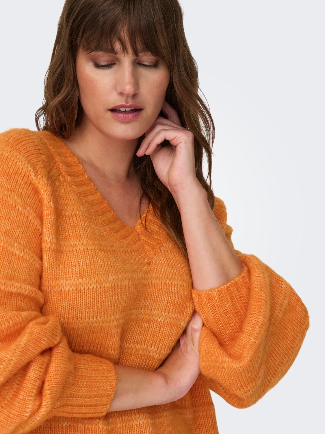 Curvy v-neck knitted pullover