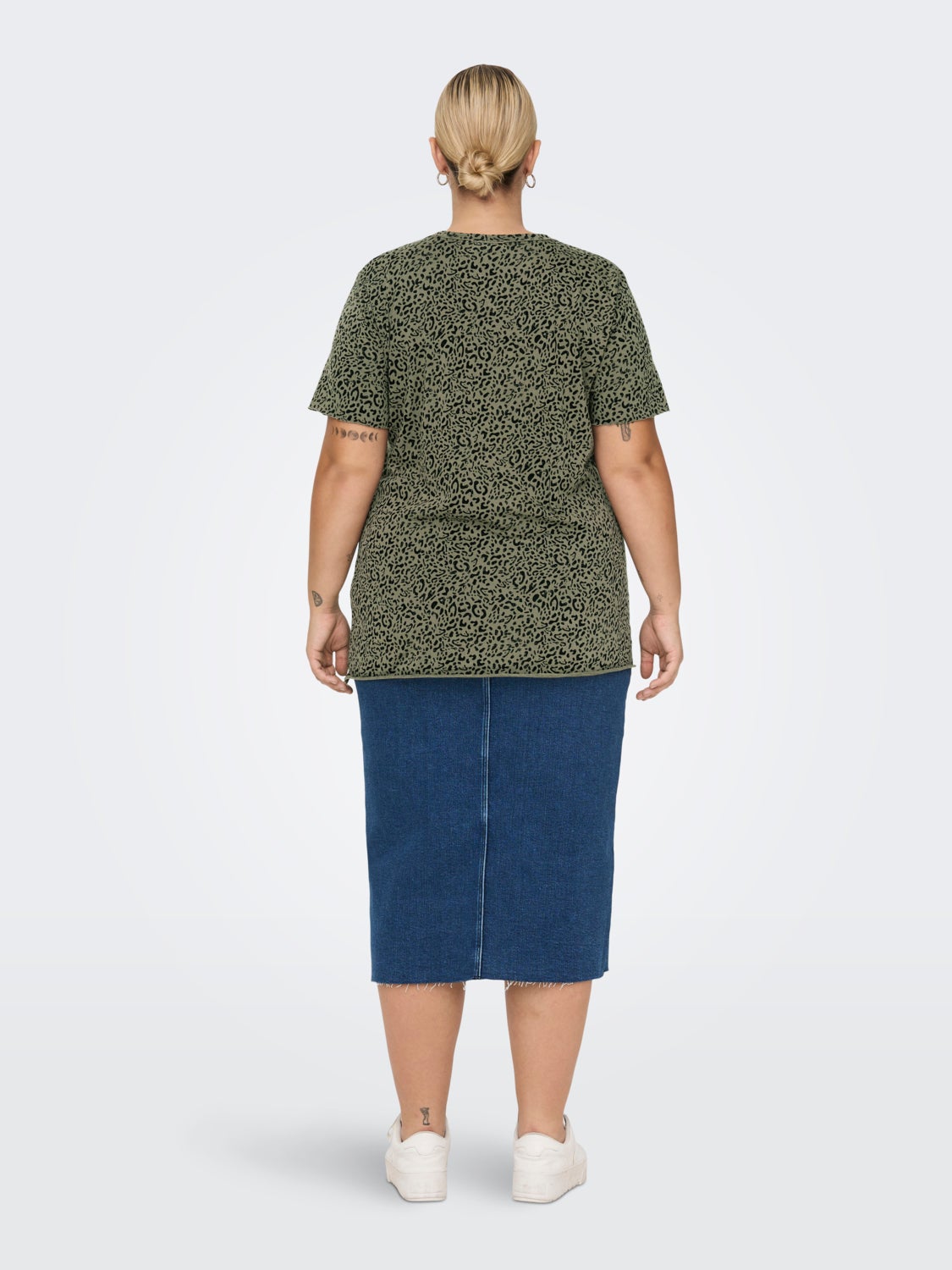 Curvy patterned T-shirt