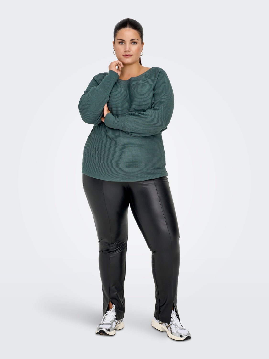 Curvy o-neck knitted pullover