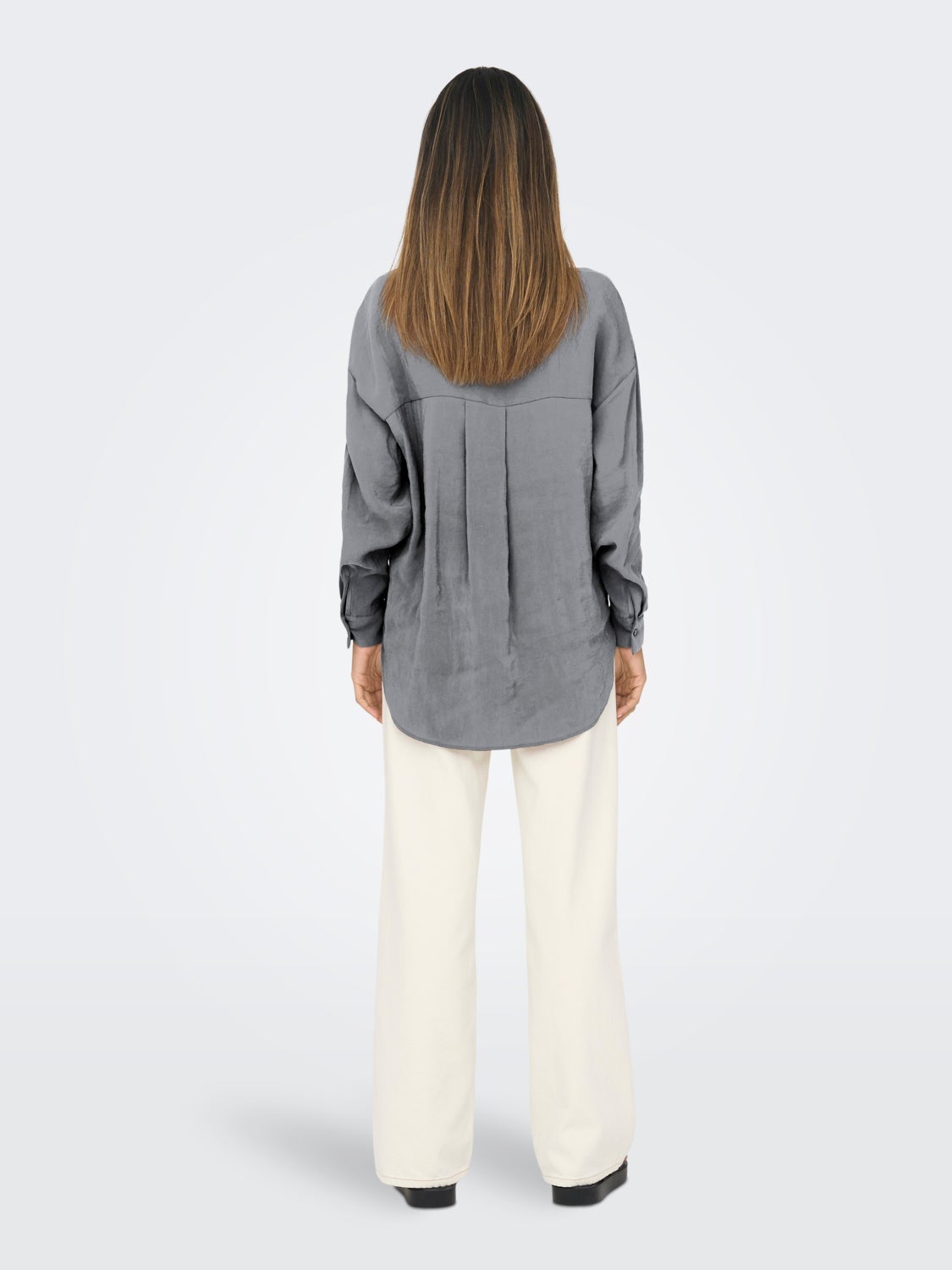 Shirt with volume sleeves