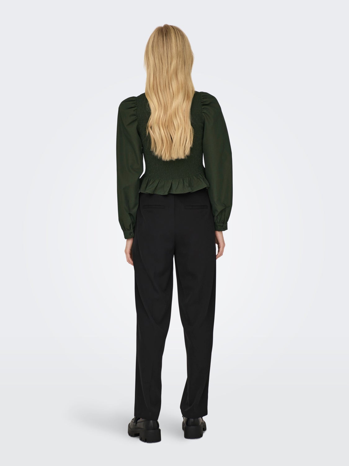 Short shirt with long sleeves