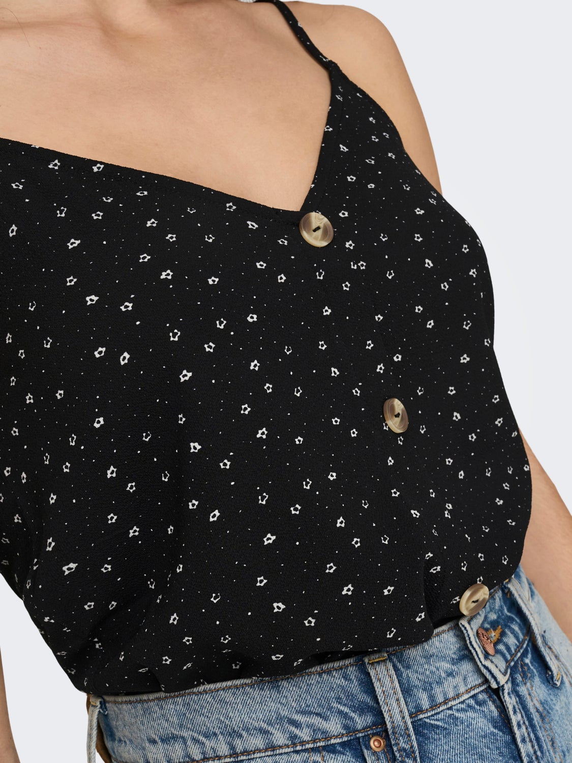 Button detailed Top