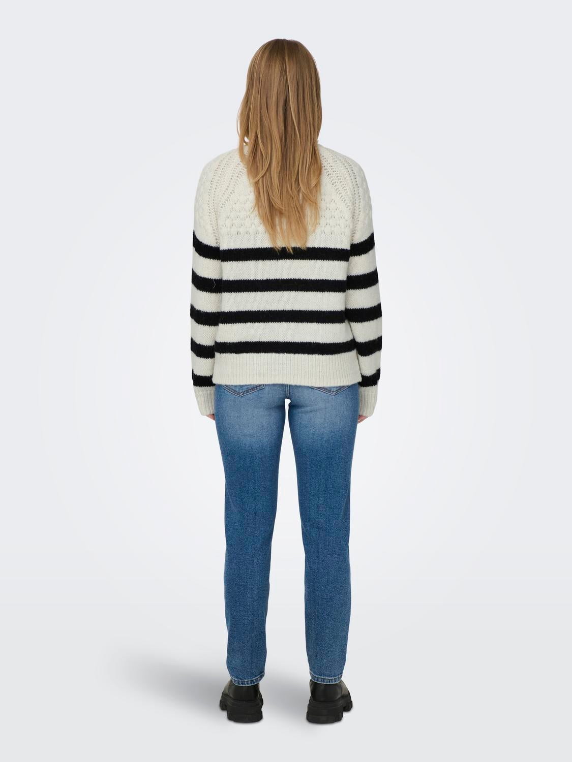 O-neck knitted pullover