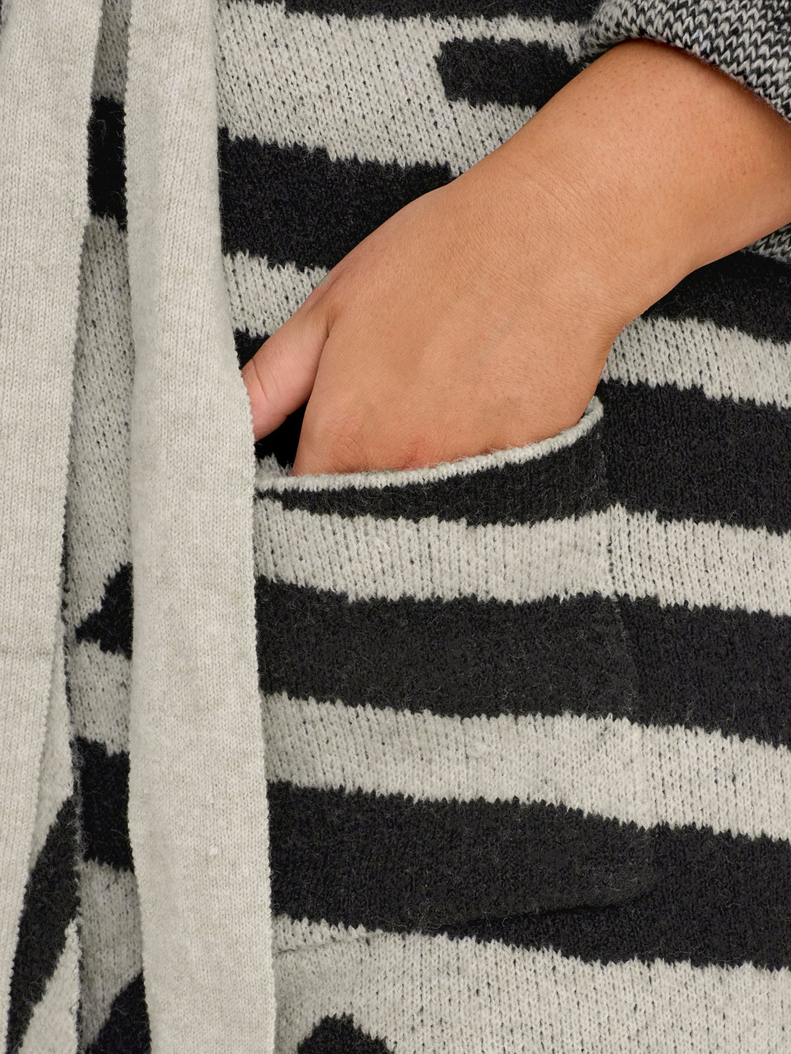 Curvy v-neck cardigan