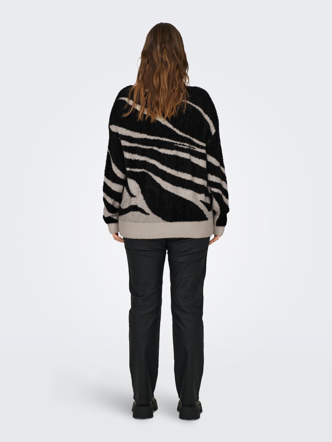 Curvy o-neck knitted pullover