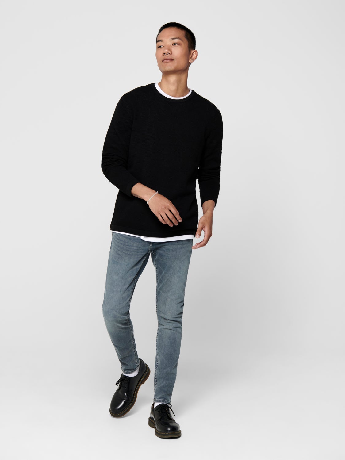 Knitted pullover crew neck