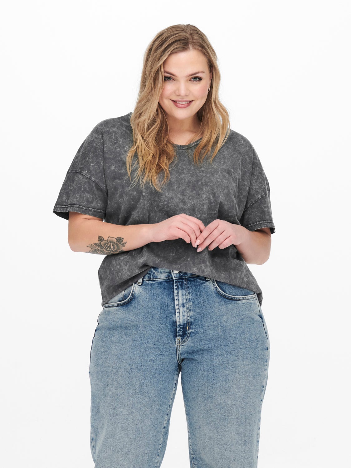 Curvy v-neck T-shirt