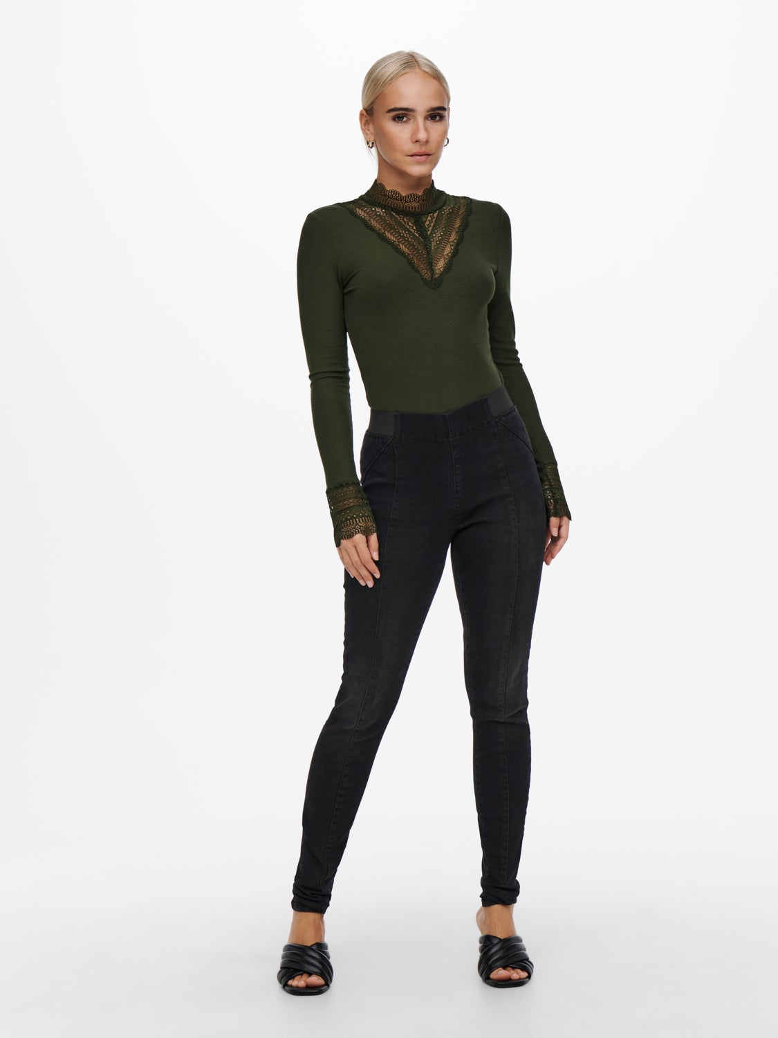 Long sleeved top with lace