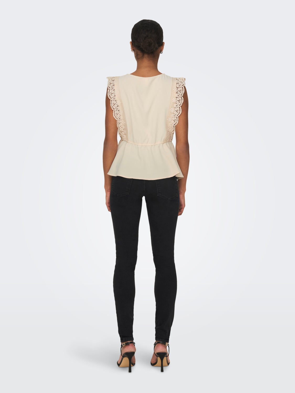 O-neck top with lace