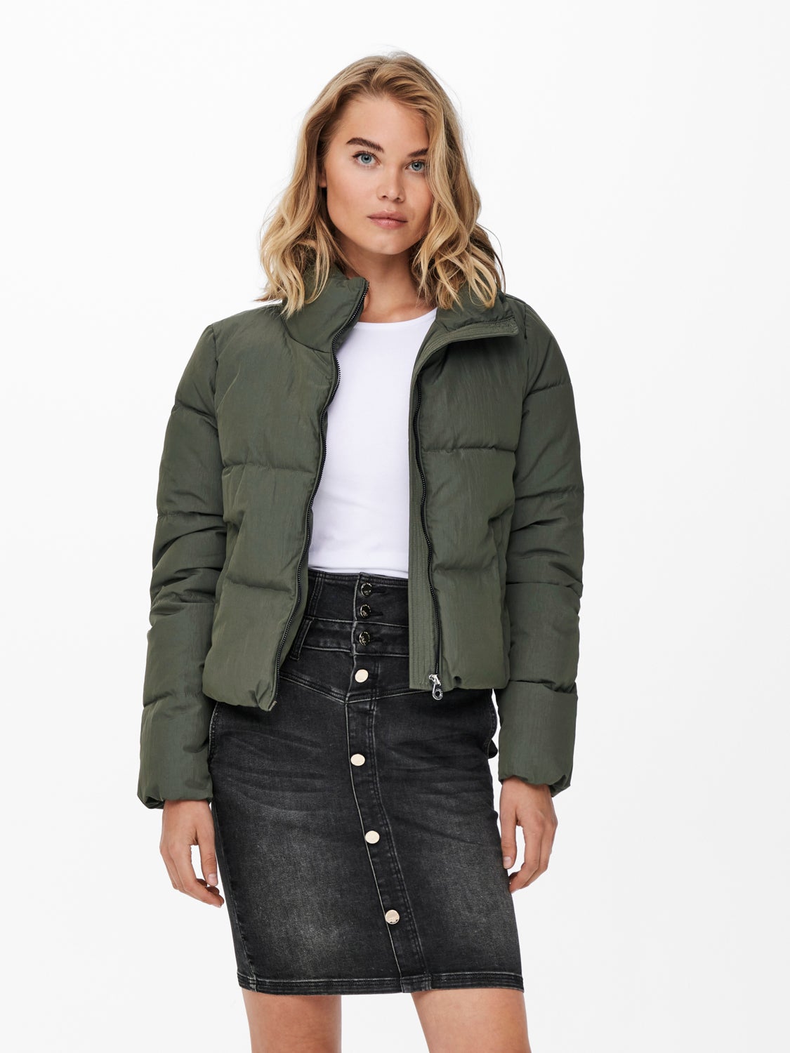 Jacket with zip and side pockets