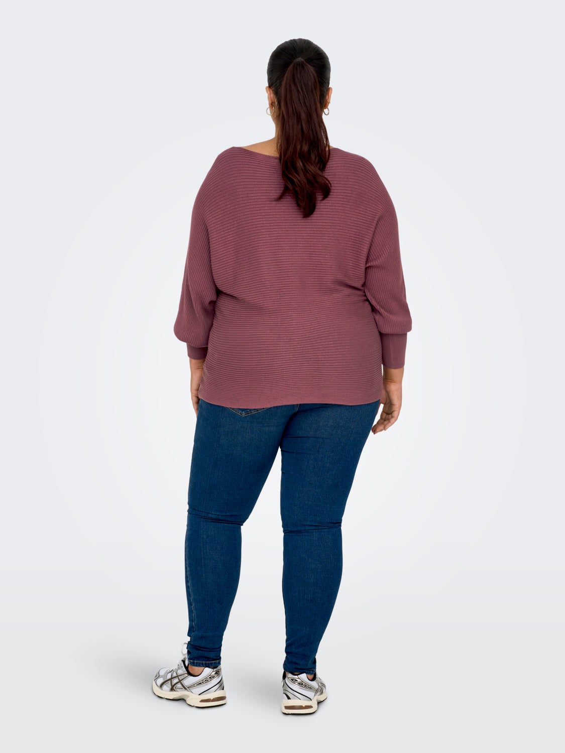 Curvy o-neck knitted pullover