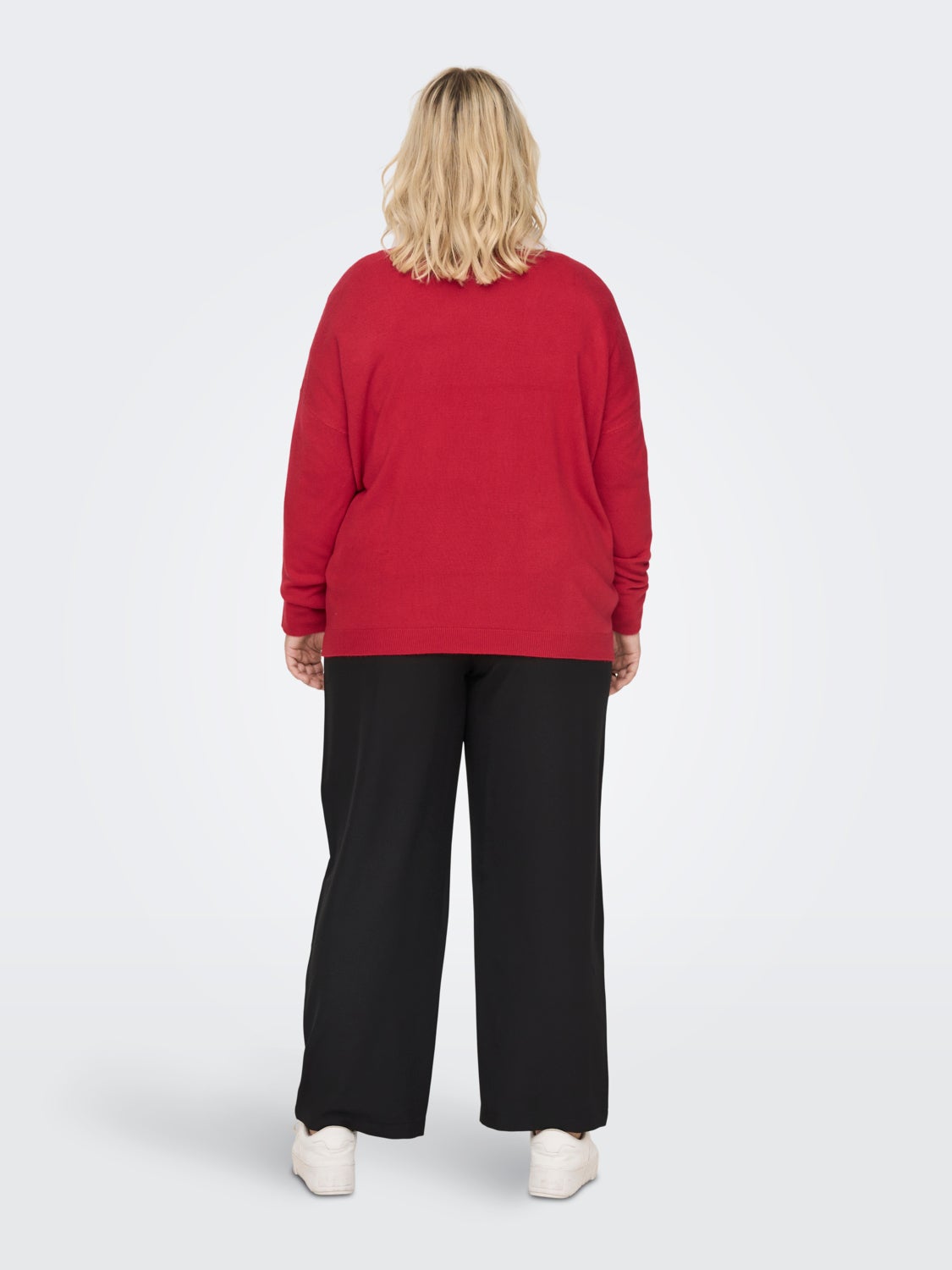 Curvy knitted pullover