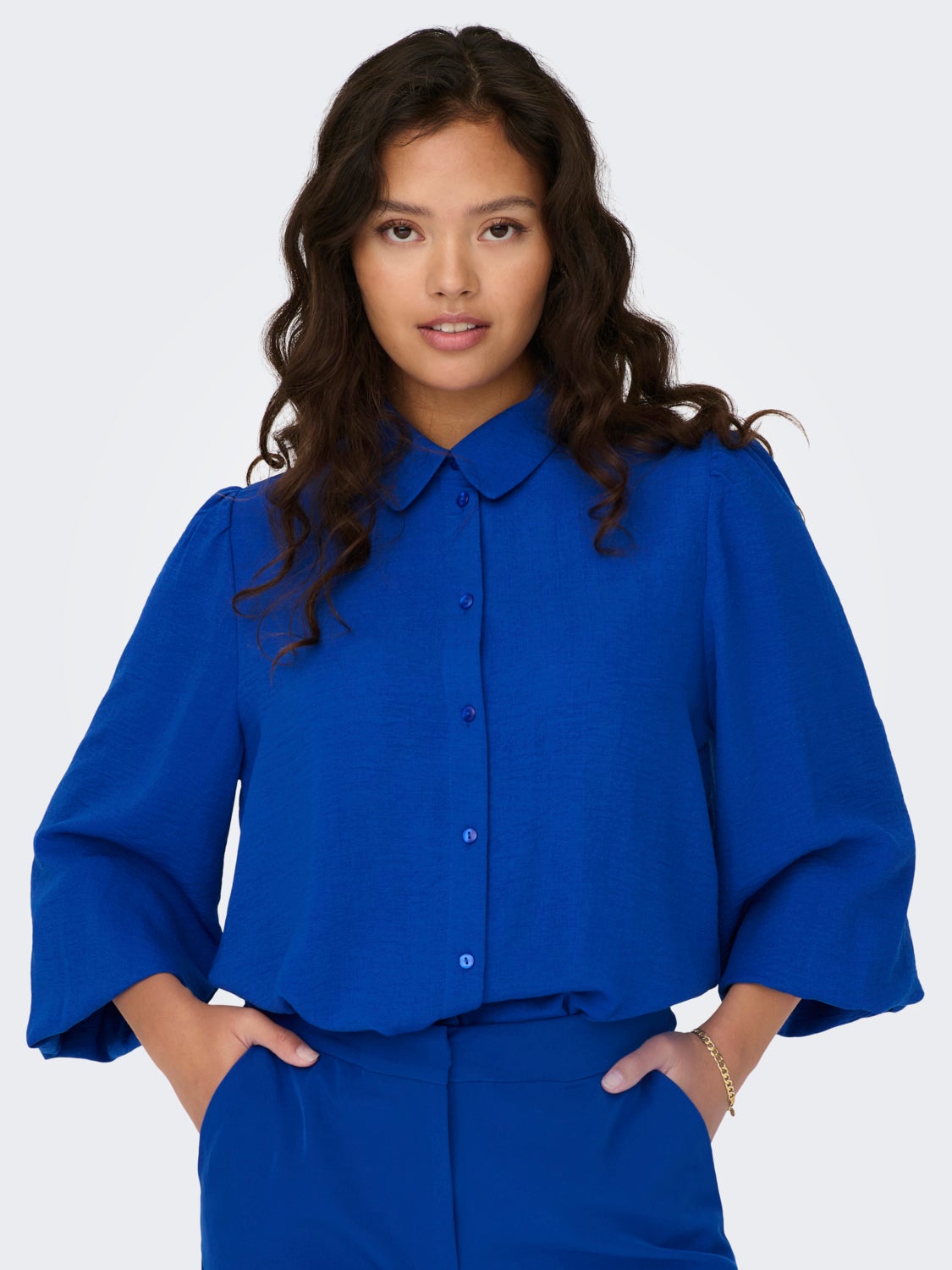 Shirt with volume sleeves