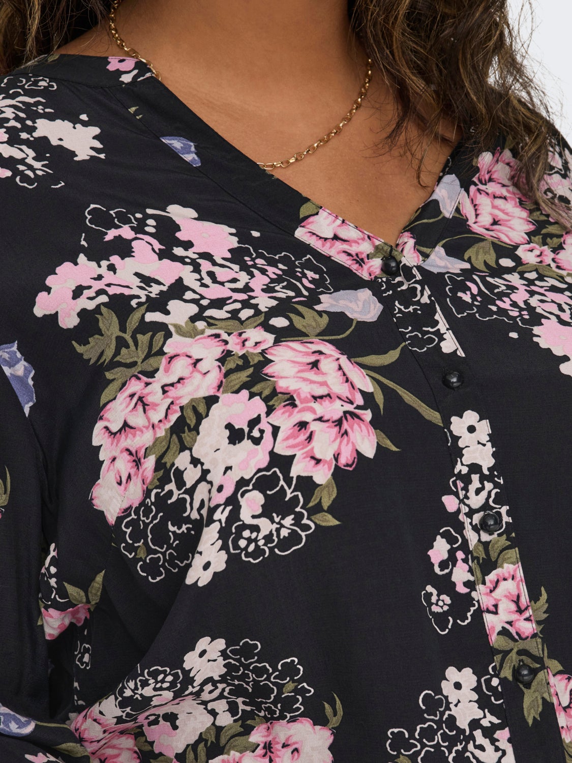 Curvy shirt with v-neck