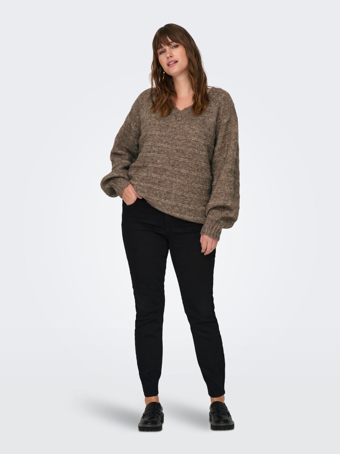 Curvy v-neck knitted pullover