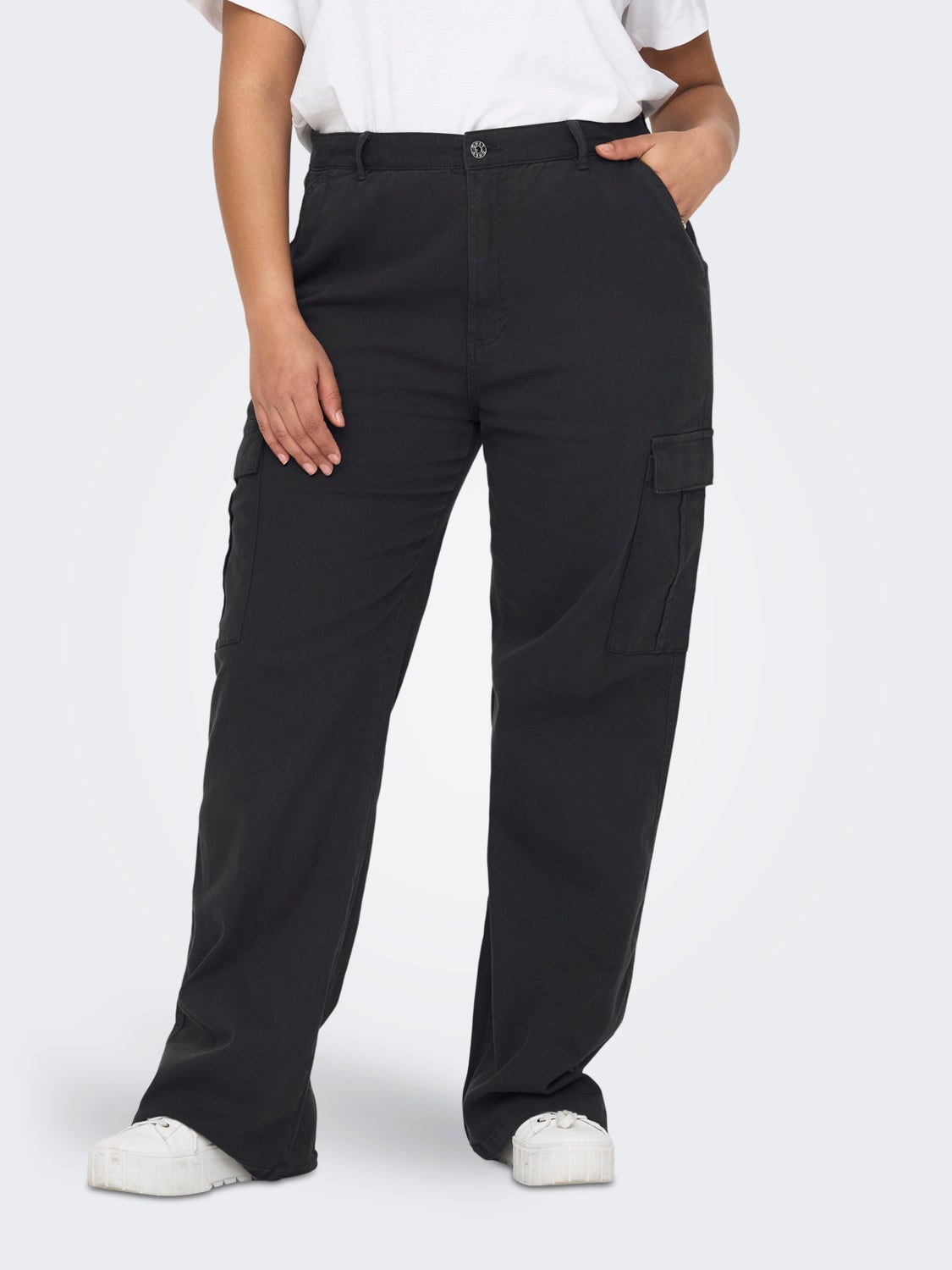 Curvy cargo trousers