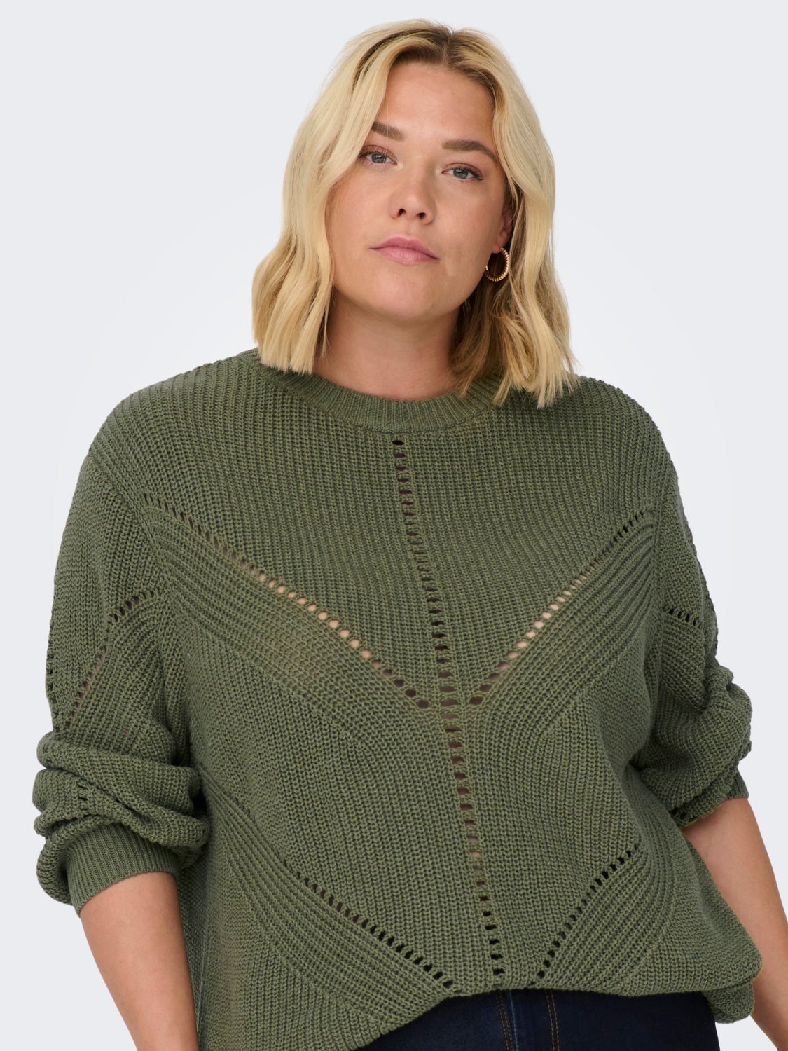 Curvy o-neck knitted pullover