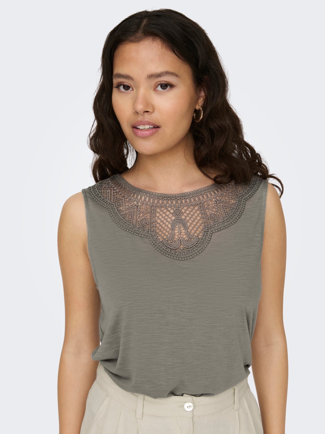 Sleeveless o-neck top with lace detail
