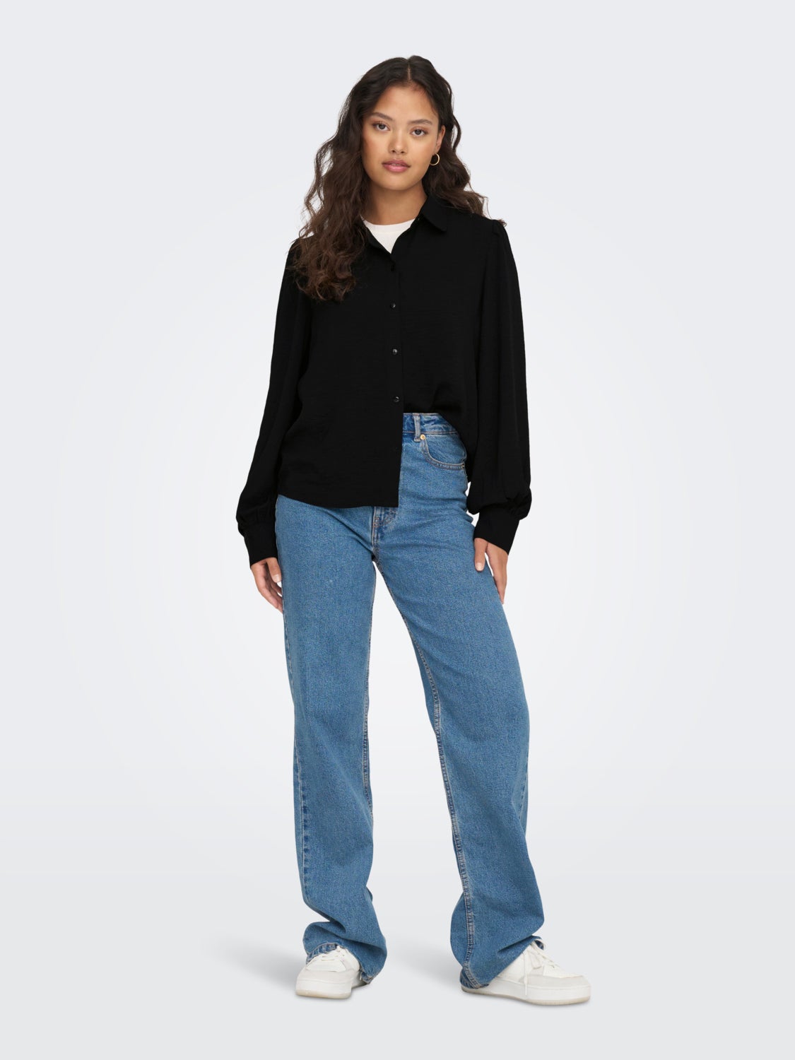 Shirt with volume sleeves