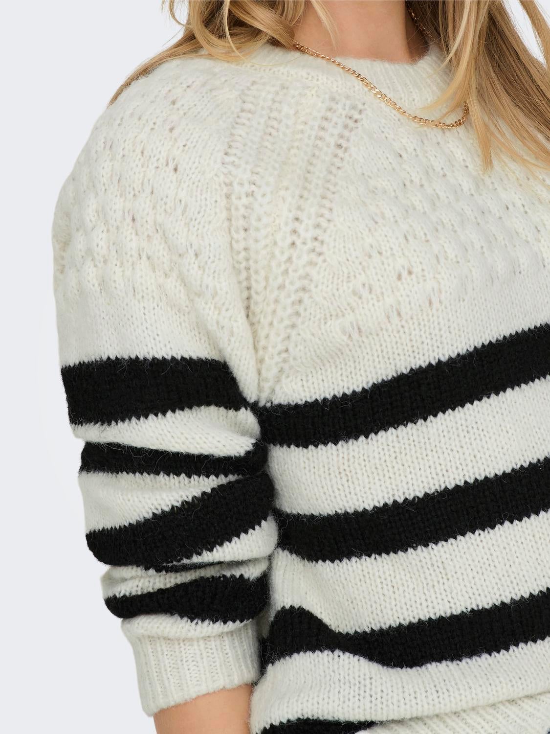 O-neck knitted pullover