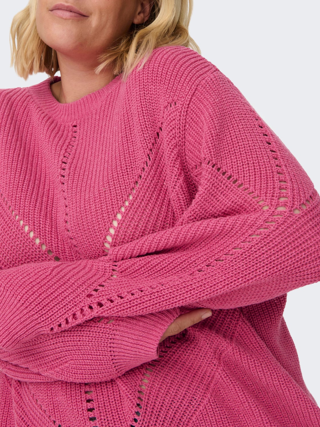 Curvy o-neck knitted pullover