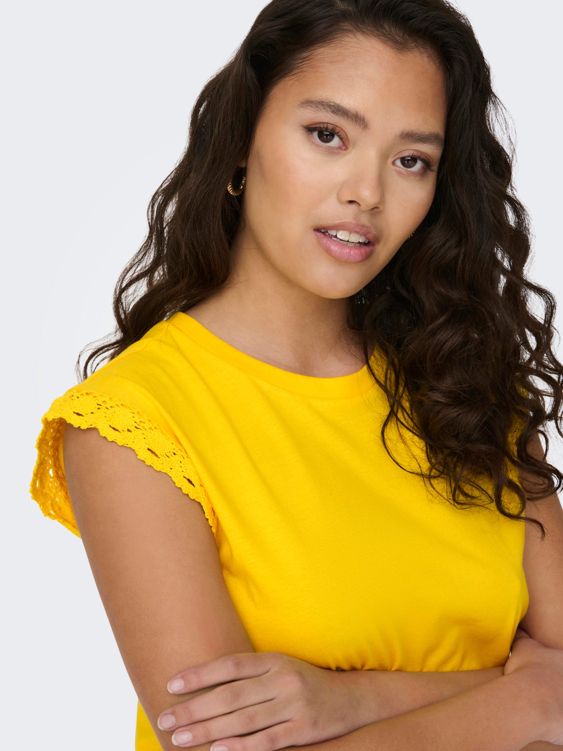 O-neck top with lace detail