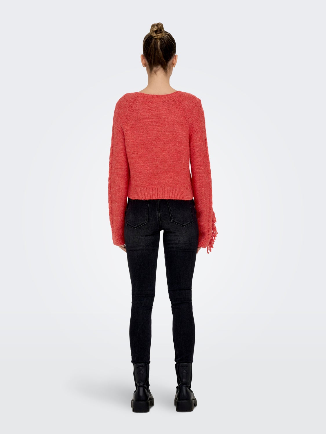 O-neck knitted pullover with fringes