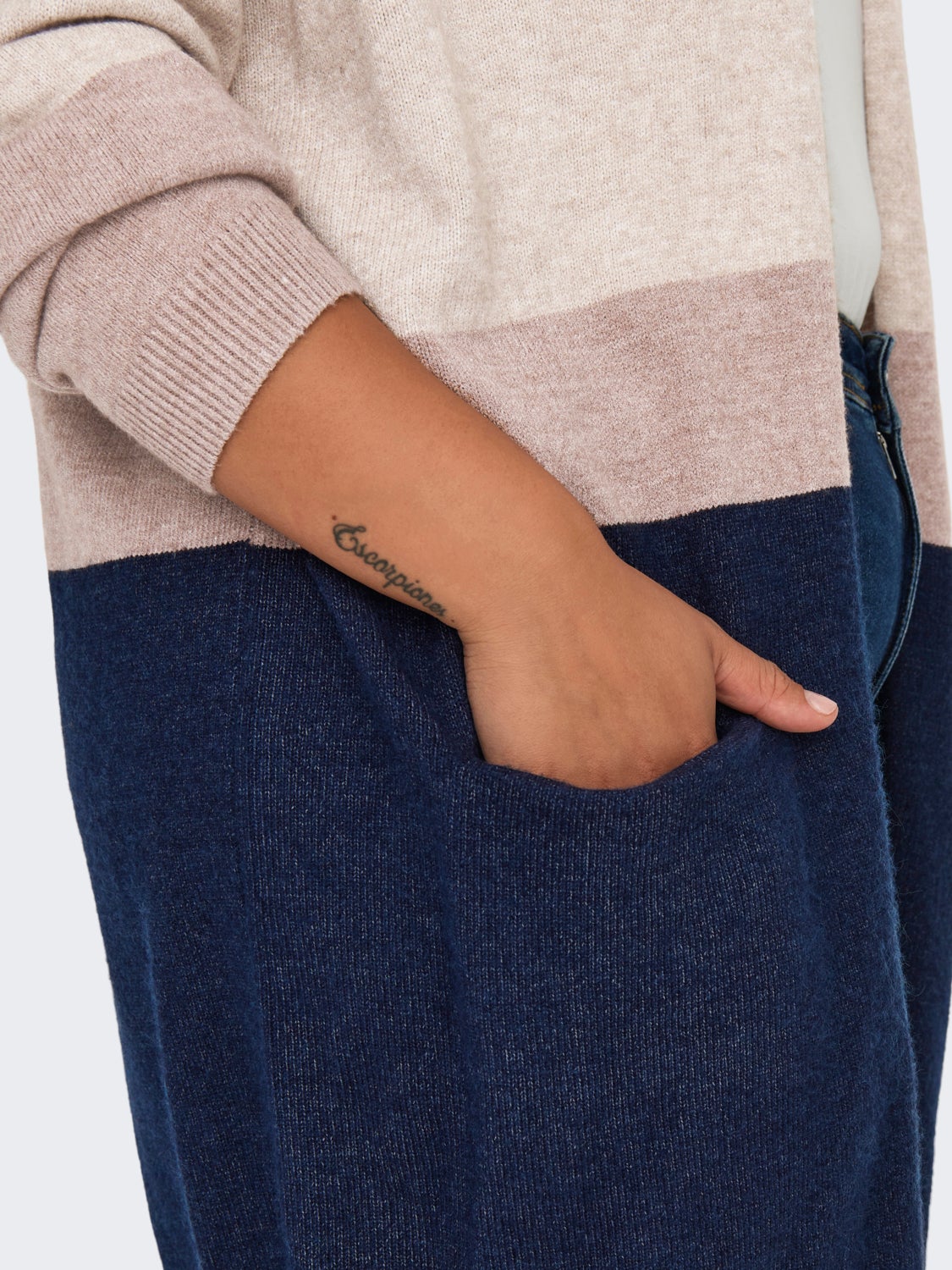 Curvy knitted cardigan