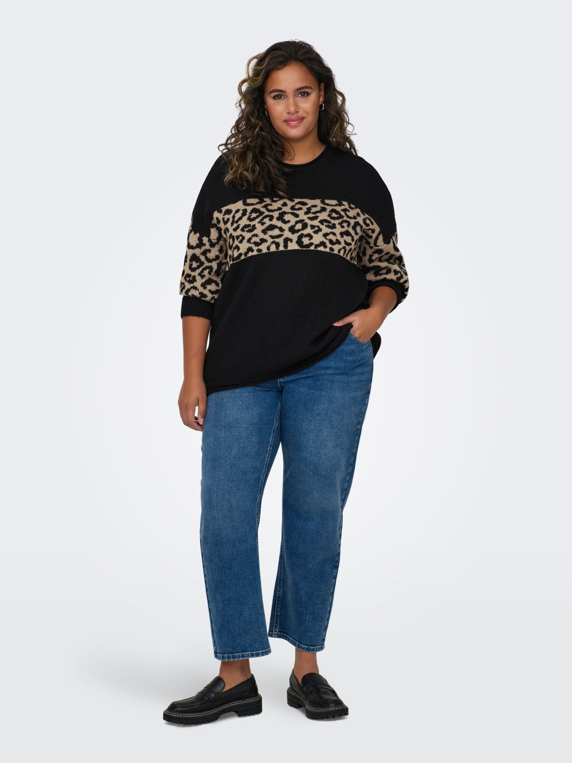 Curvy o-neck knitted pullover