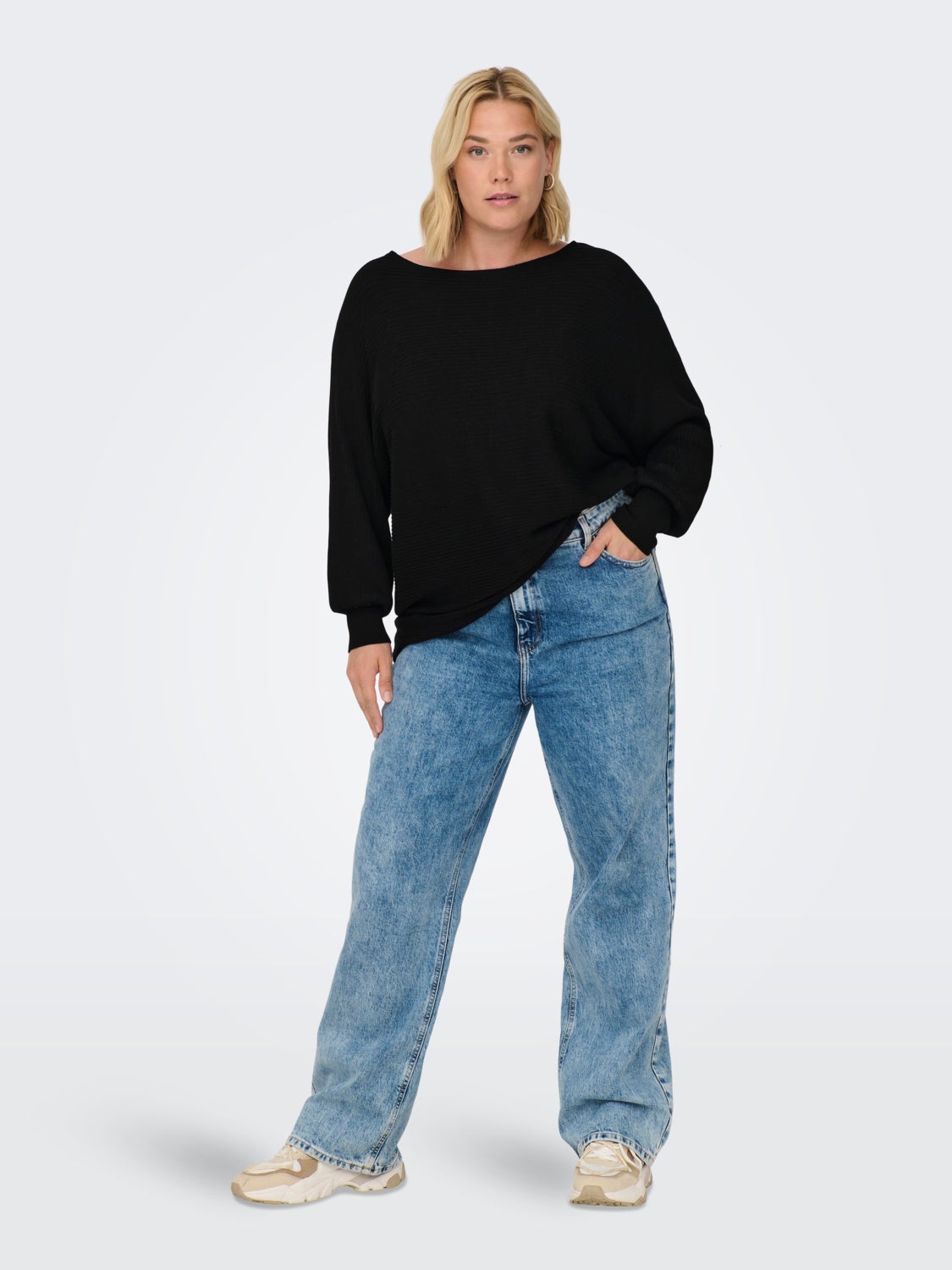 Curvy o-neck knitted pullover