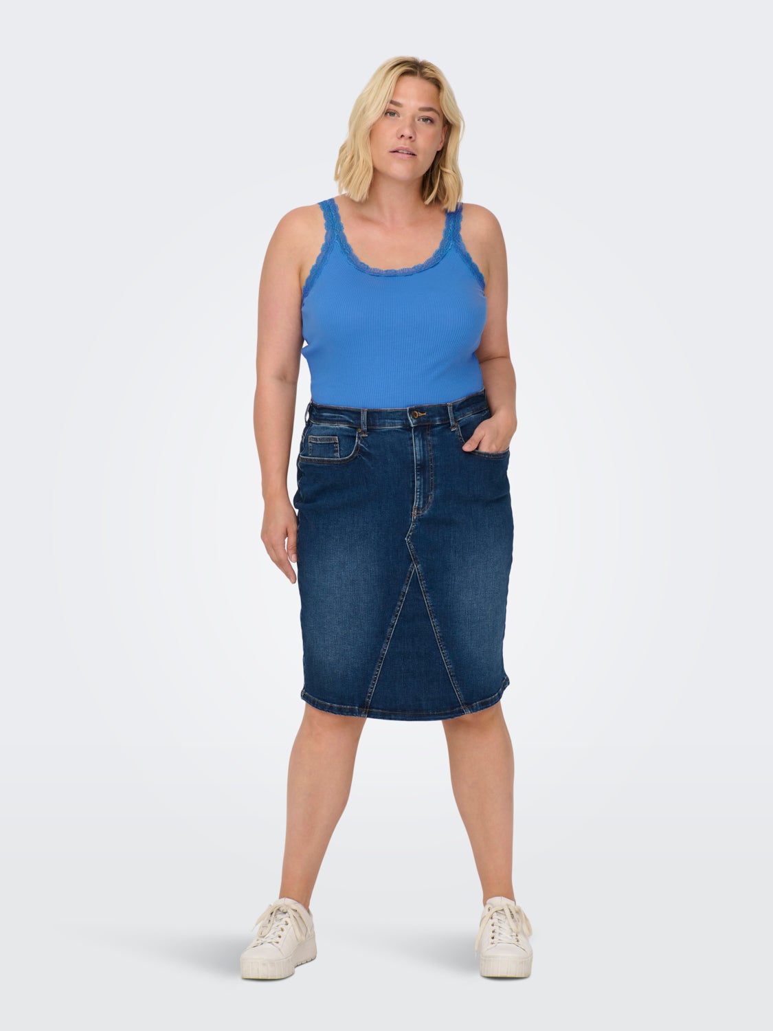 Curvy tanktop with FRILL AND lace EDGE