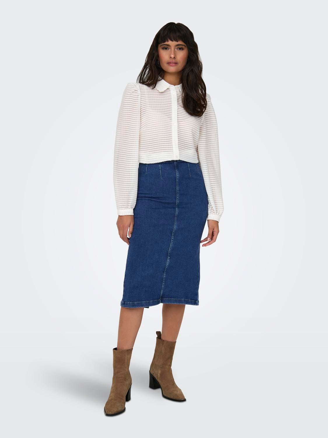 Shirt with volume sleeves