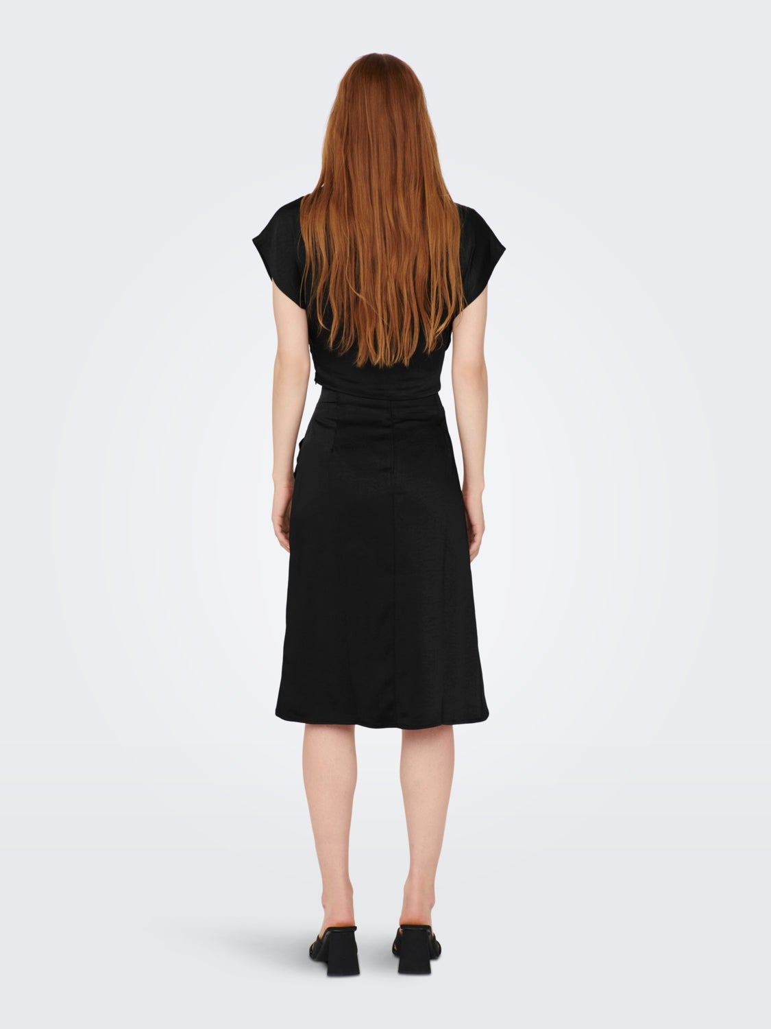 Cropped top with short sleeves